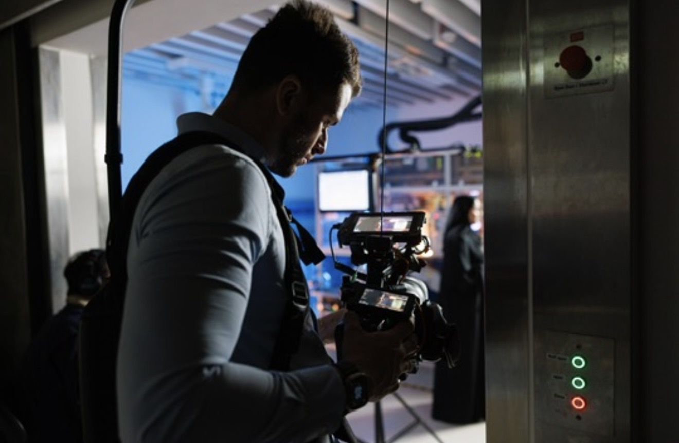 Behind the scenes frame 18