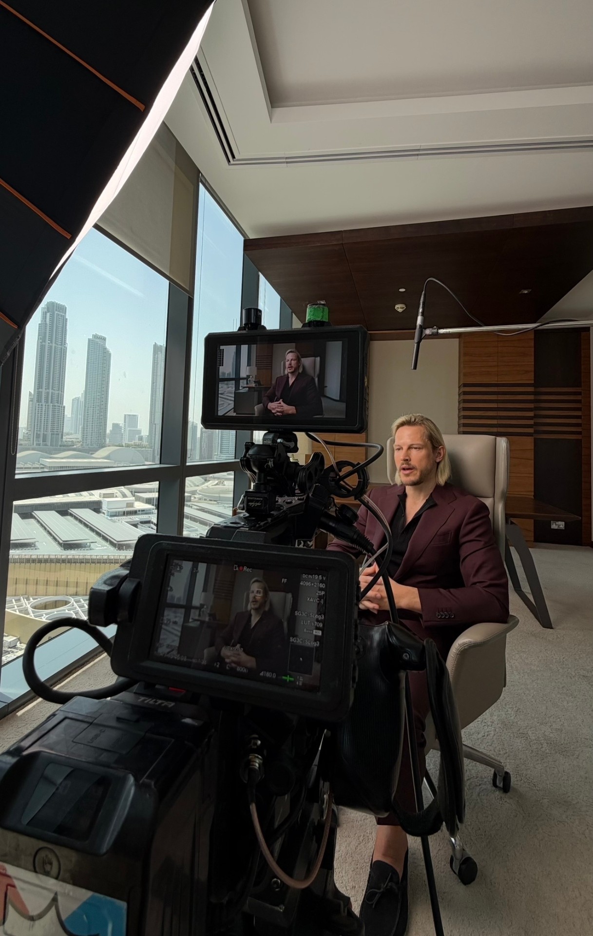 Behind the scenes frame 14